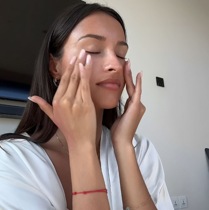 Thoa kem dưỡng ẩm để khóa ẩm