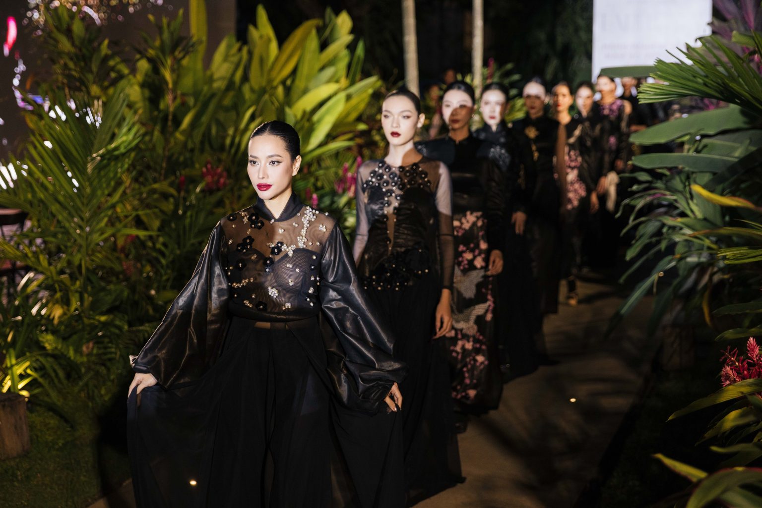 NTK Võ Việt Chung tái hiện hành trình di sản trong show diễn kỷ niệm 30 làm nghề