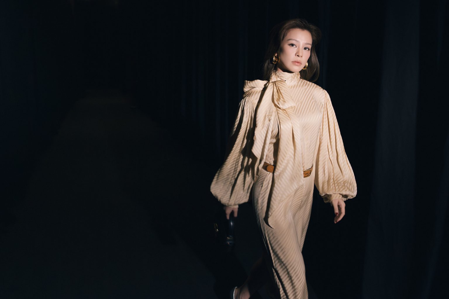 Friend of House Hồ Ngọc Hà, Hurrykng diện thiết kế “La Familgia” mới đến buổi công chiếu phim “The Tiger” của Gucci