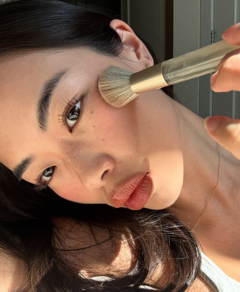 han-che-trang-diem-qua-dam-khi-bay