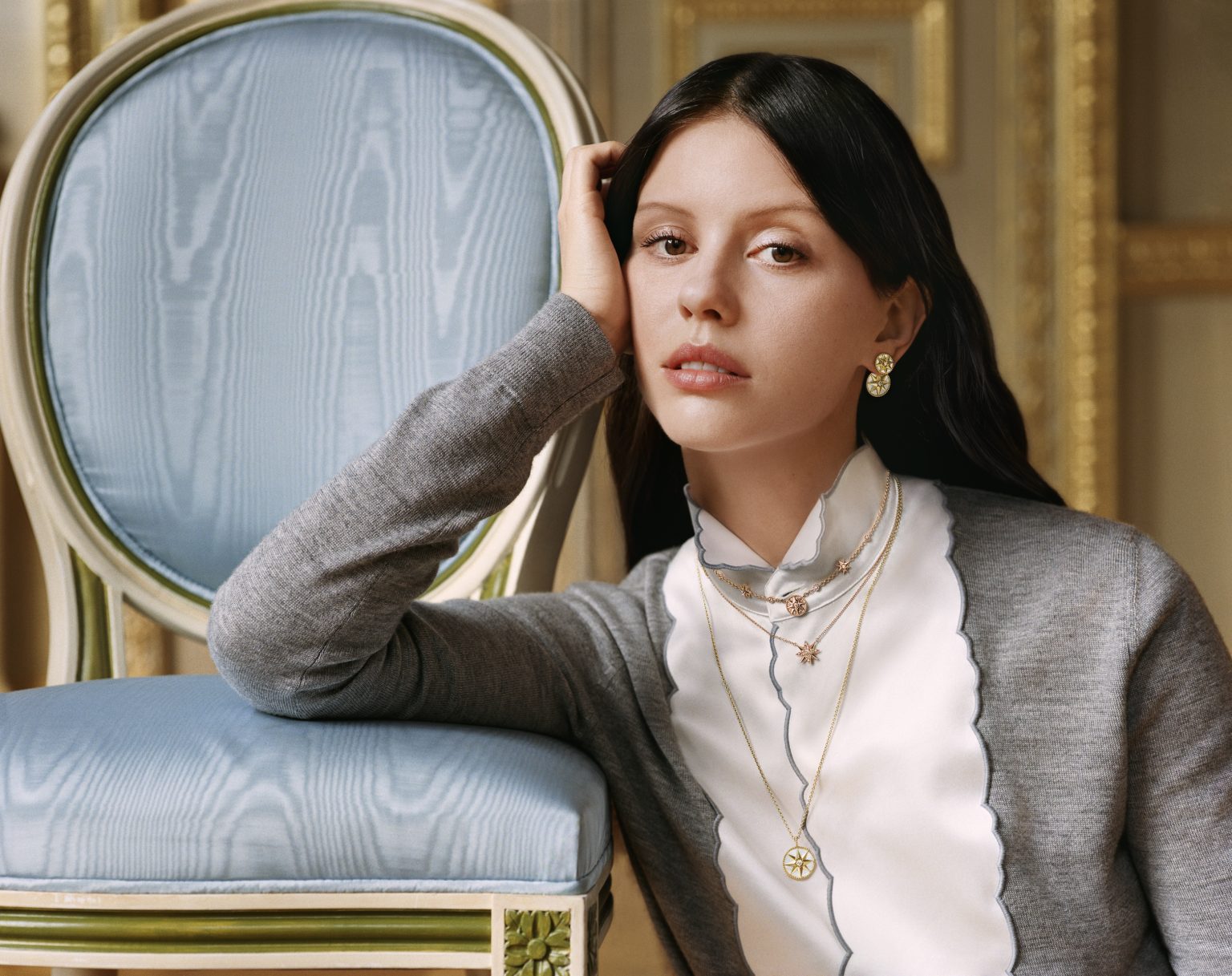 Mia Goth cùng Dior gửi gắm ngôi sao may mắn vào chiến dịch “Rose des Vent” mới