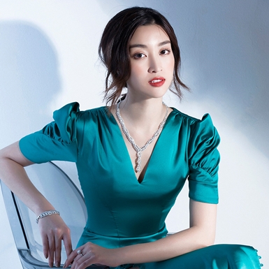 Sau nhiệm kỳ, Hoa hậu Đỗ Mỹ Linh khoe sắc vóc nóng bỏng với váy cut-out